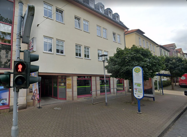 Außenansicht des Standorts und Pflegebüros des ambulanten Pflegedienstes PflegeEngel in Gotha mit Bushaltestelle vor dem Gebäude